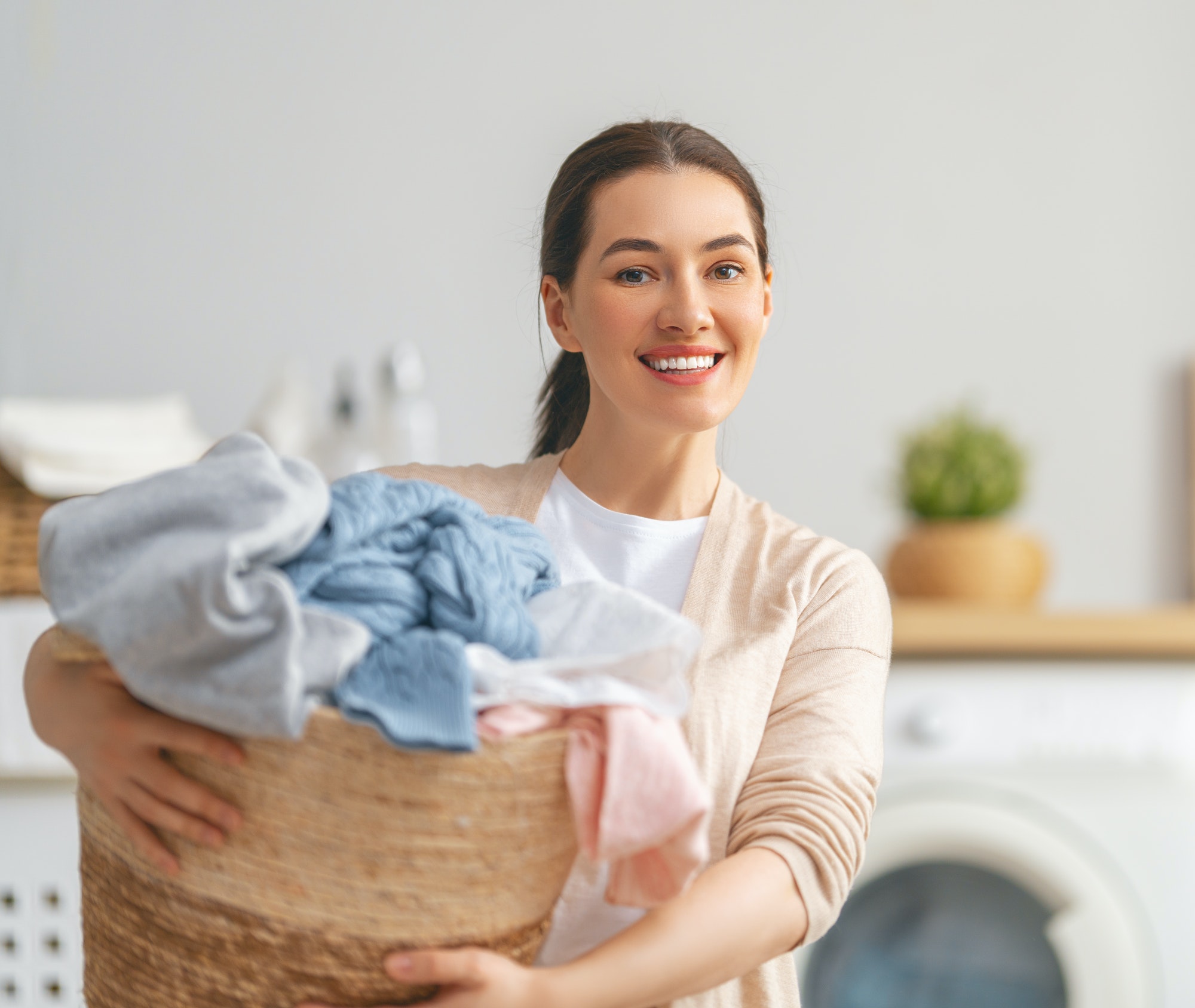woman-is-doing-laundry.jpg woman-is-doing-laundry.jpg